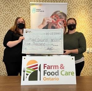 Alicia Becker (right), Farm & Food Care Ontario’s Community Engagement Manager, presents a cheque from FFCO to Feed Ontario’s Amanda King, Director Network and Government Relations.